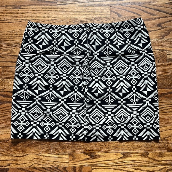 Patterned Mini Skirt - Picture 2 of 2